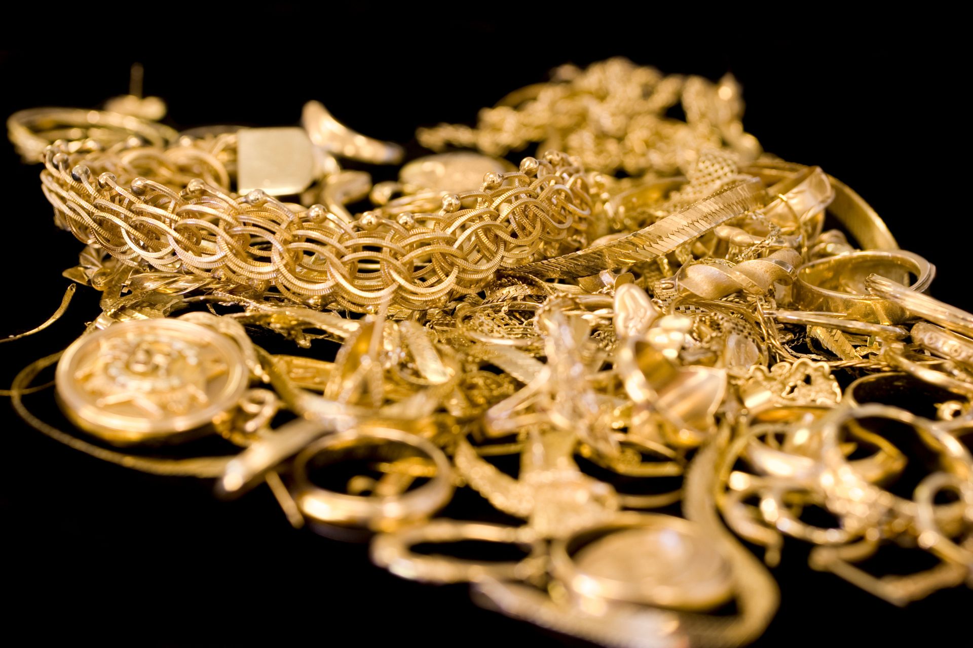 How Gold Buyer Services Handle Antique Jewelry